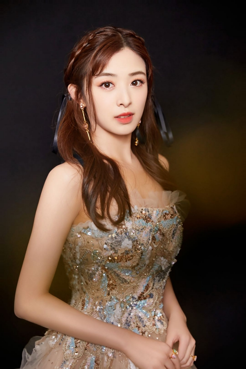 装扮简直就是灵动小仙女,大方优雅的小花i了i了~张含韵香槟色仙女纱裙