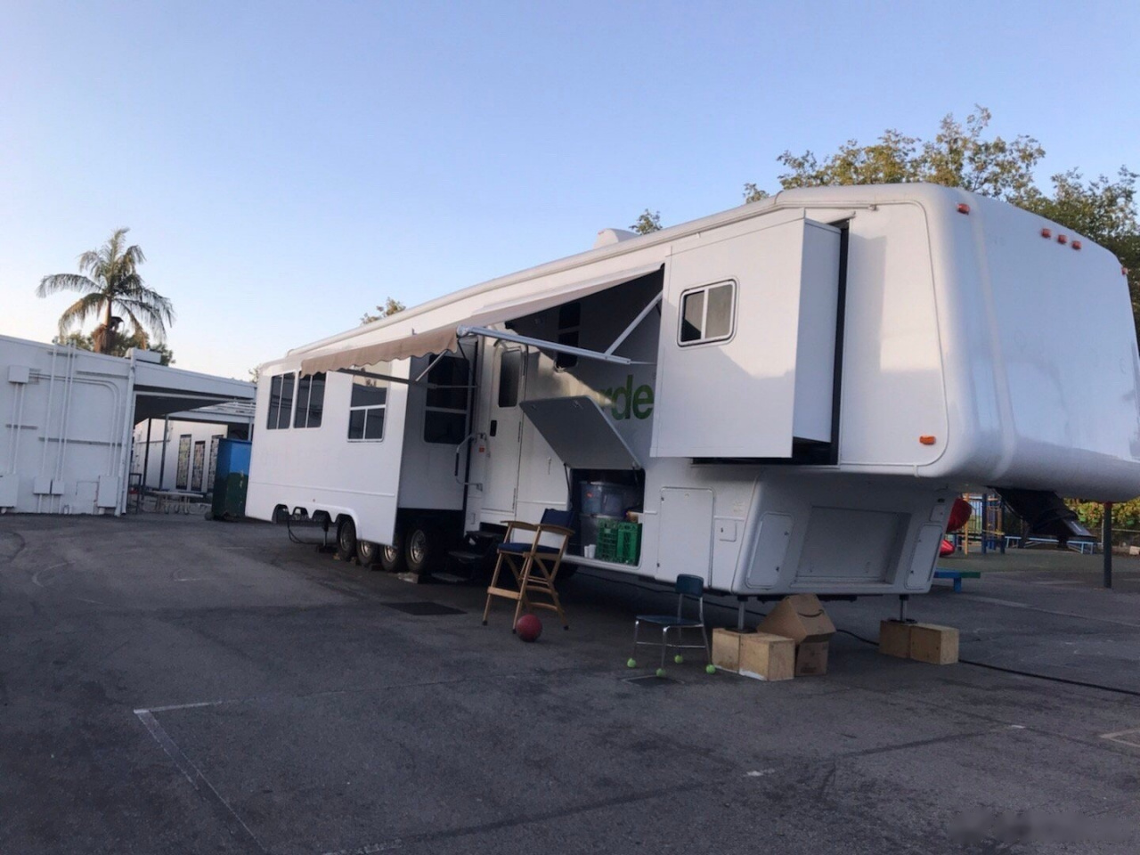 剧组给安排了房车,可我爱走动觉得外面的空气更新鲜,但又害怕副导演找