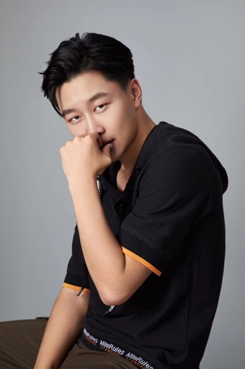 在《八佰》里出演林杨一角,给留下深刻印象,演员刘云龙怀揣着感恩之心