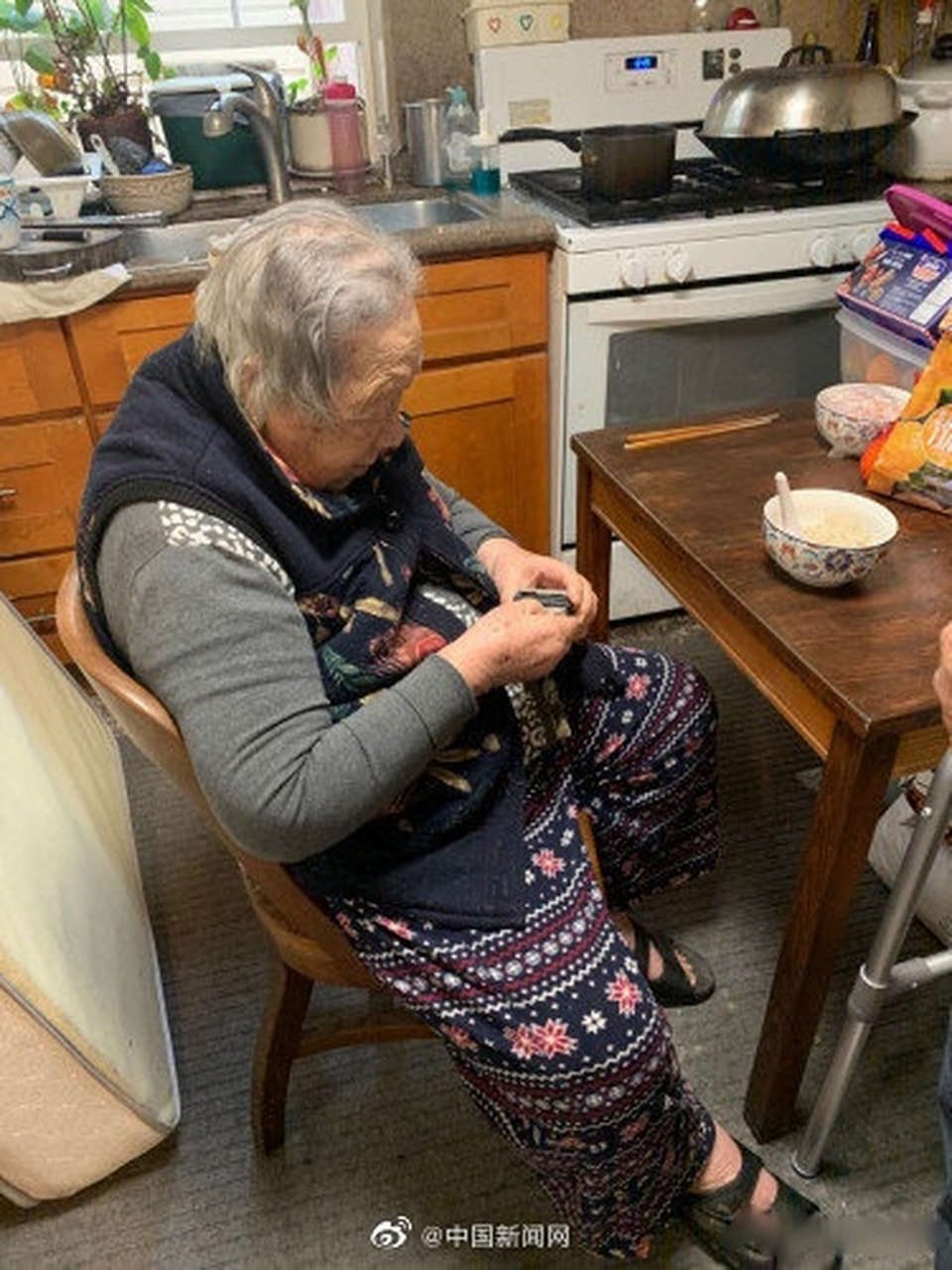 当她从当地中文电视台新闻中看到中国武汉发生新冠肺炎疫情时,心急如