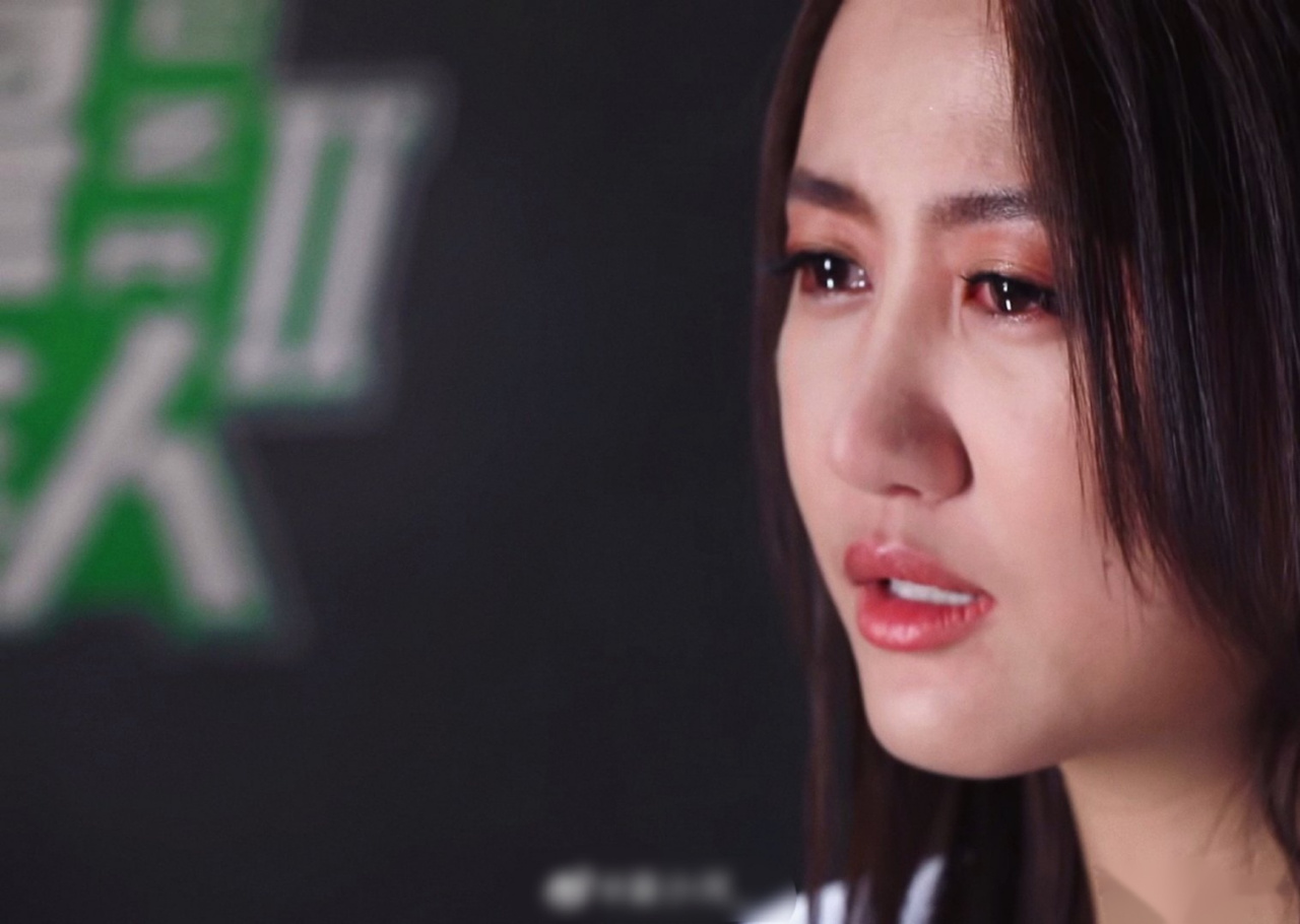 陈粒哭了,姐姐也是个性情中人啊,想给陈粒擦泪.