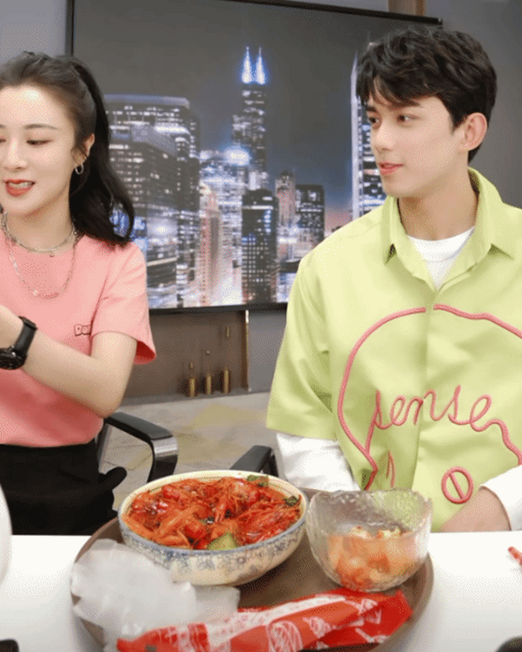 12日晚,吴磊现身薇娅直播间,面对薇娅特别准备的小龙虾和烤串,吴磊