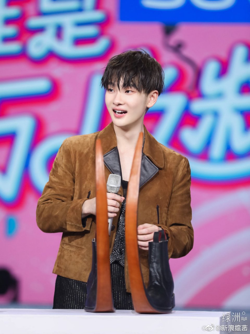 周震南 不是所有的猫都很温顺13日,@周震南 绿洲分享被猫抓伤病单配