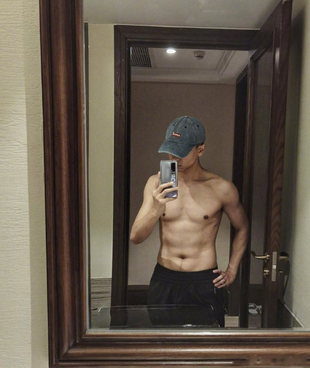 李现在绿洲上晒出的腹肌照是打过码的!