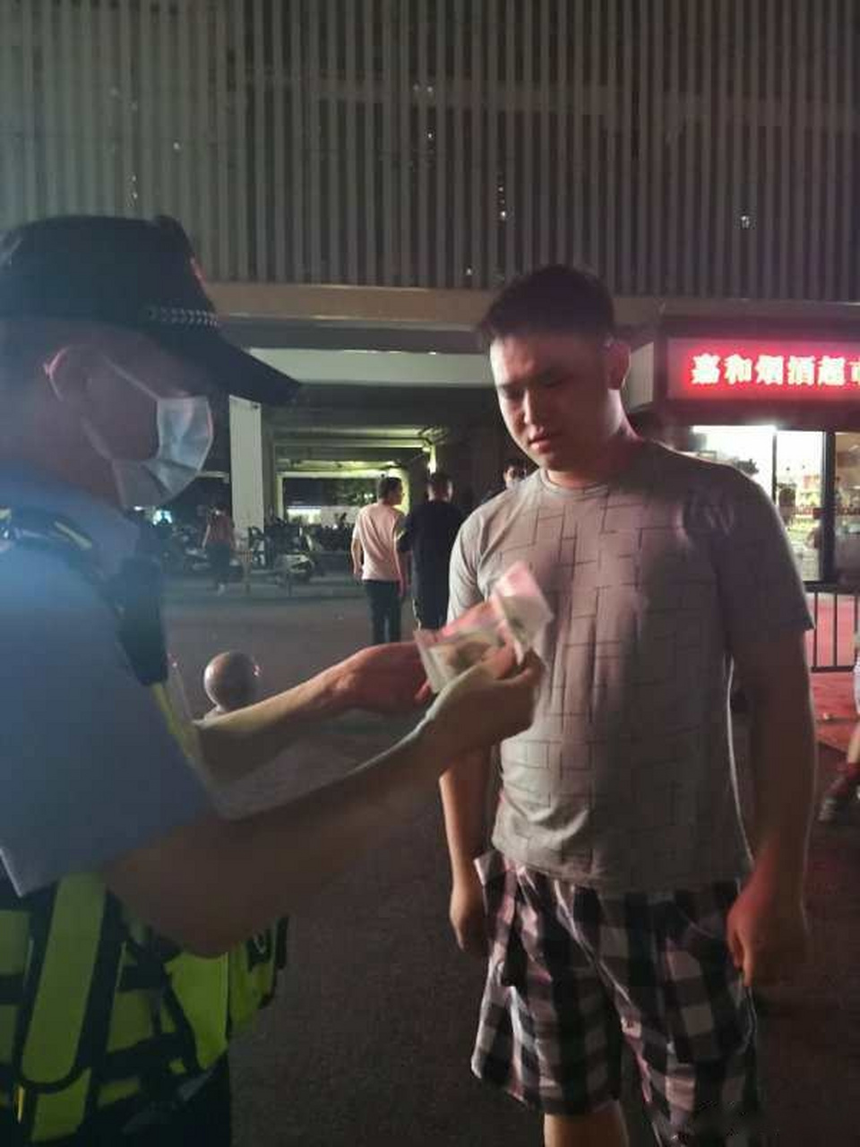 【拾金不昧好市民 民警接力寻失主】6月5日晚,郑州市公安局商城路分局