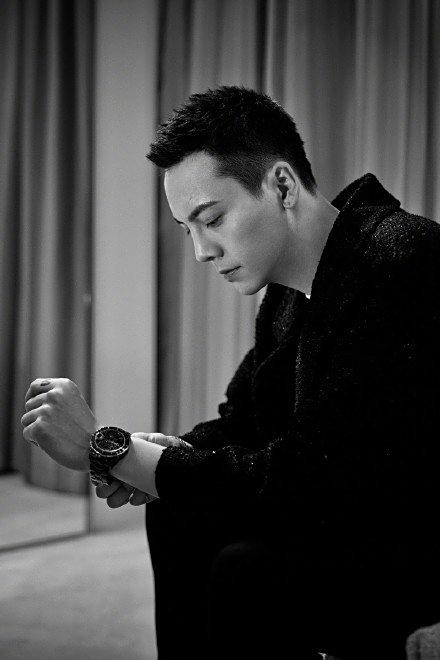 陈伟霆花絮侧拍图,经典黑白穿搭搭配复古金属框眼镜,黑白光影里,饱饱