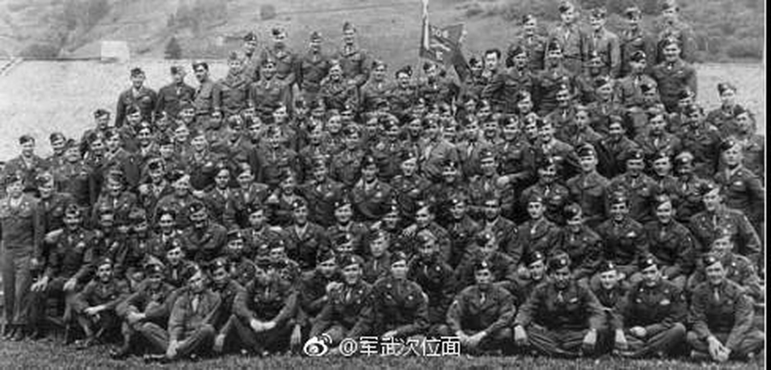 1945年6月,奥地利采尔,101空降师506伞兵团2营e连全体成员合影.