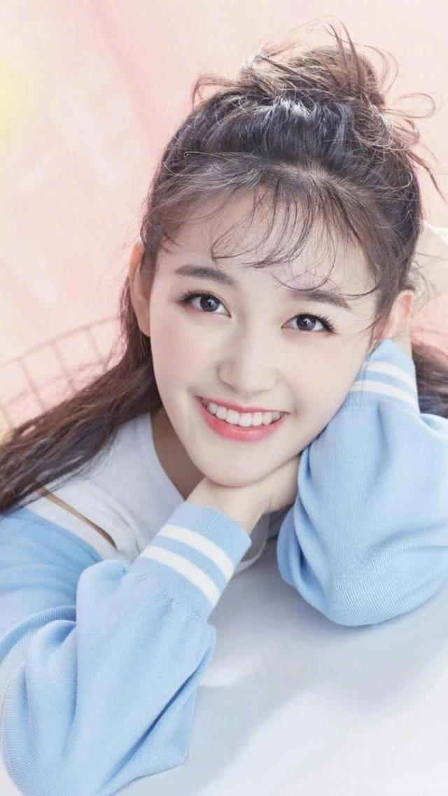 蒋依依童年时期经常在荧幕出现,可谓是从小美到大,希望蒋依依以后资源