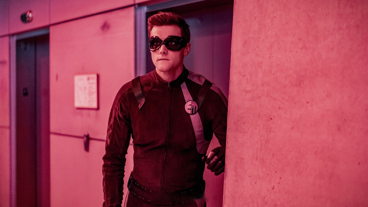 《闪电侠》伸缩人演员因种族歧视被开】 deadline消息,hartley sawyer