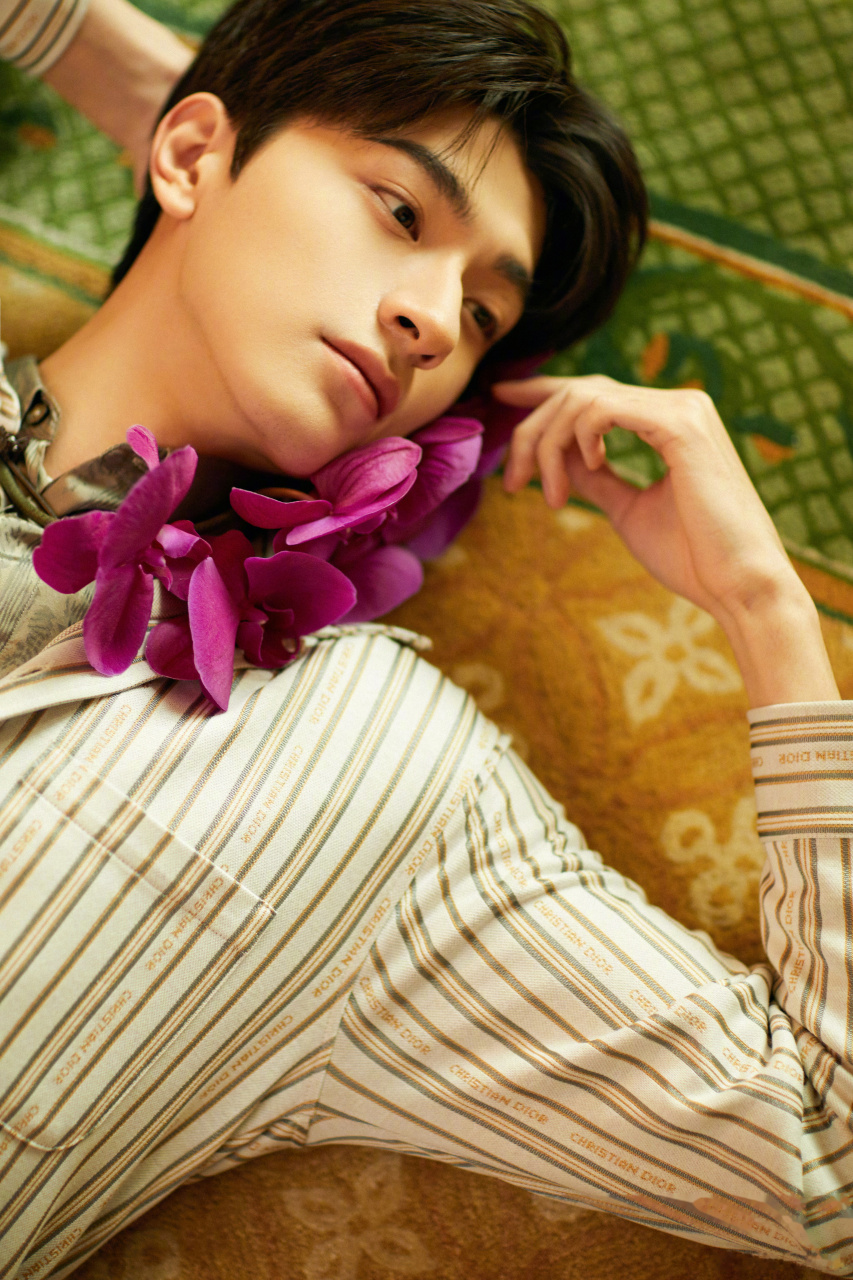 林一今日大秀红毯造型来了!