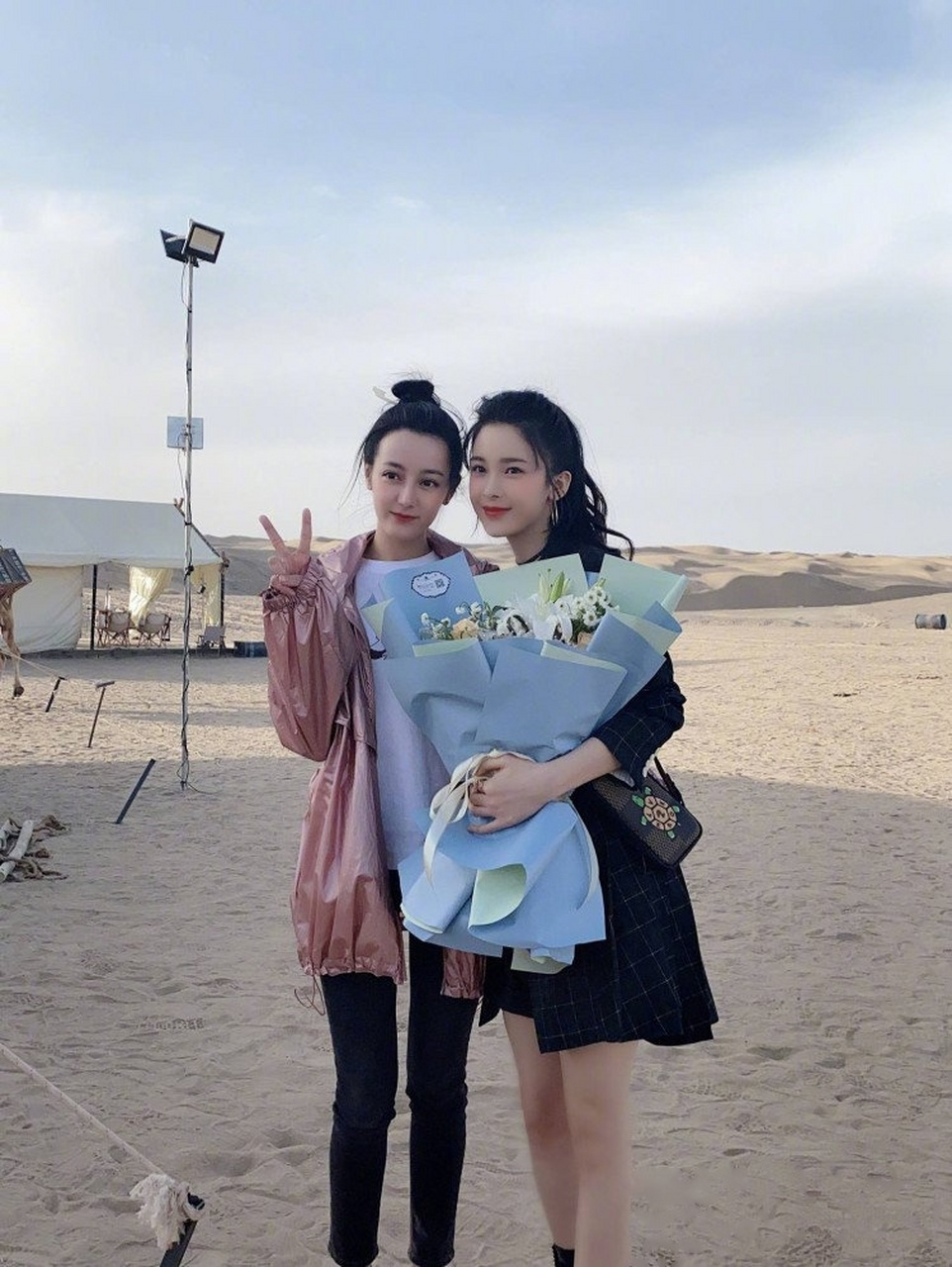 顾漫小说改编电视剧《你是我的荣耀》开拍,赵樱子晒与迪丽热巴合照