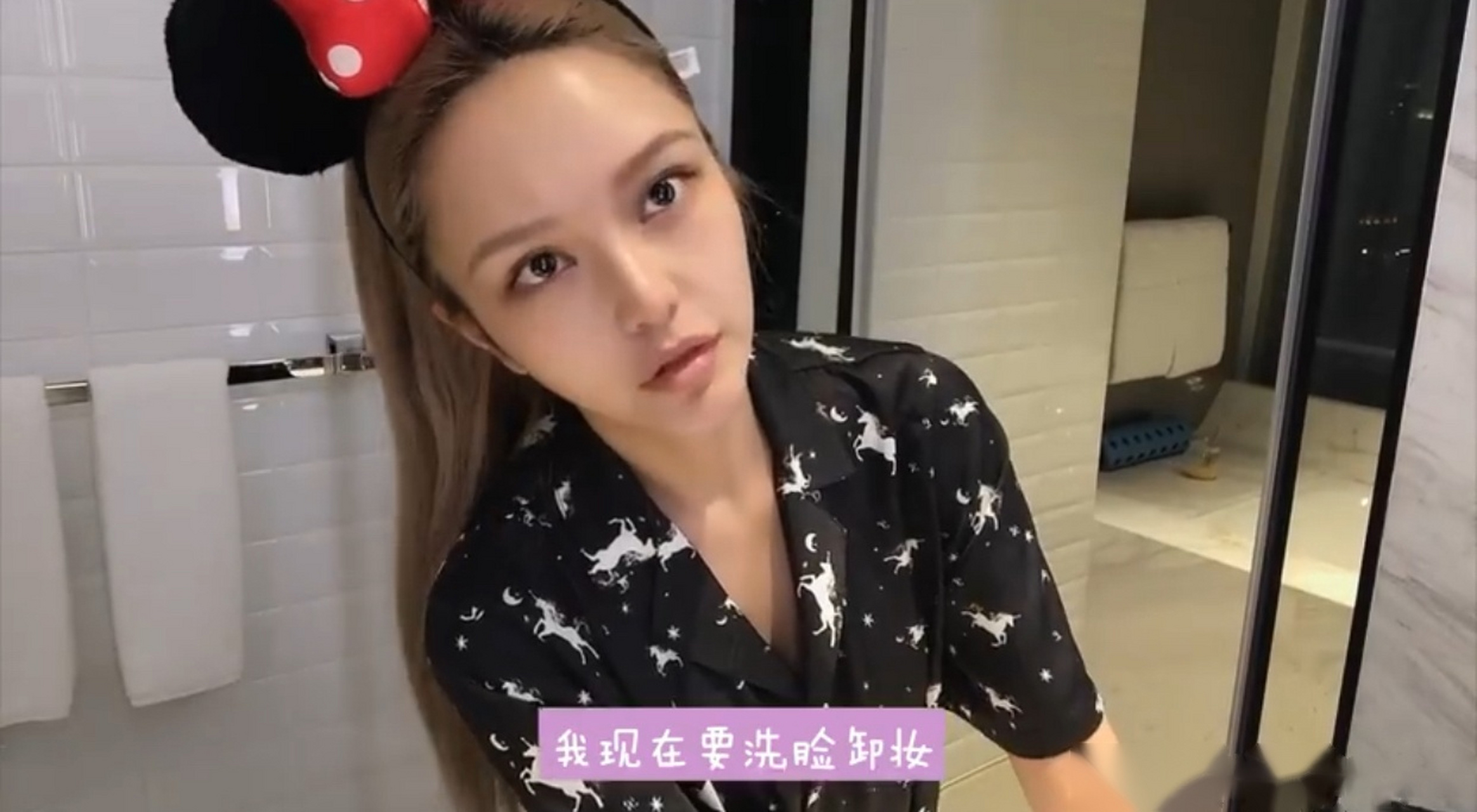 周扬青公开卸妆全过程,看清脸部前后对比,几乎没什么区别,素颜也能打