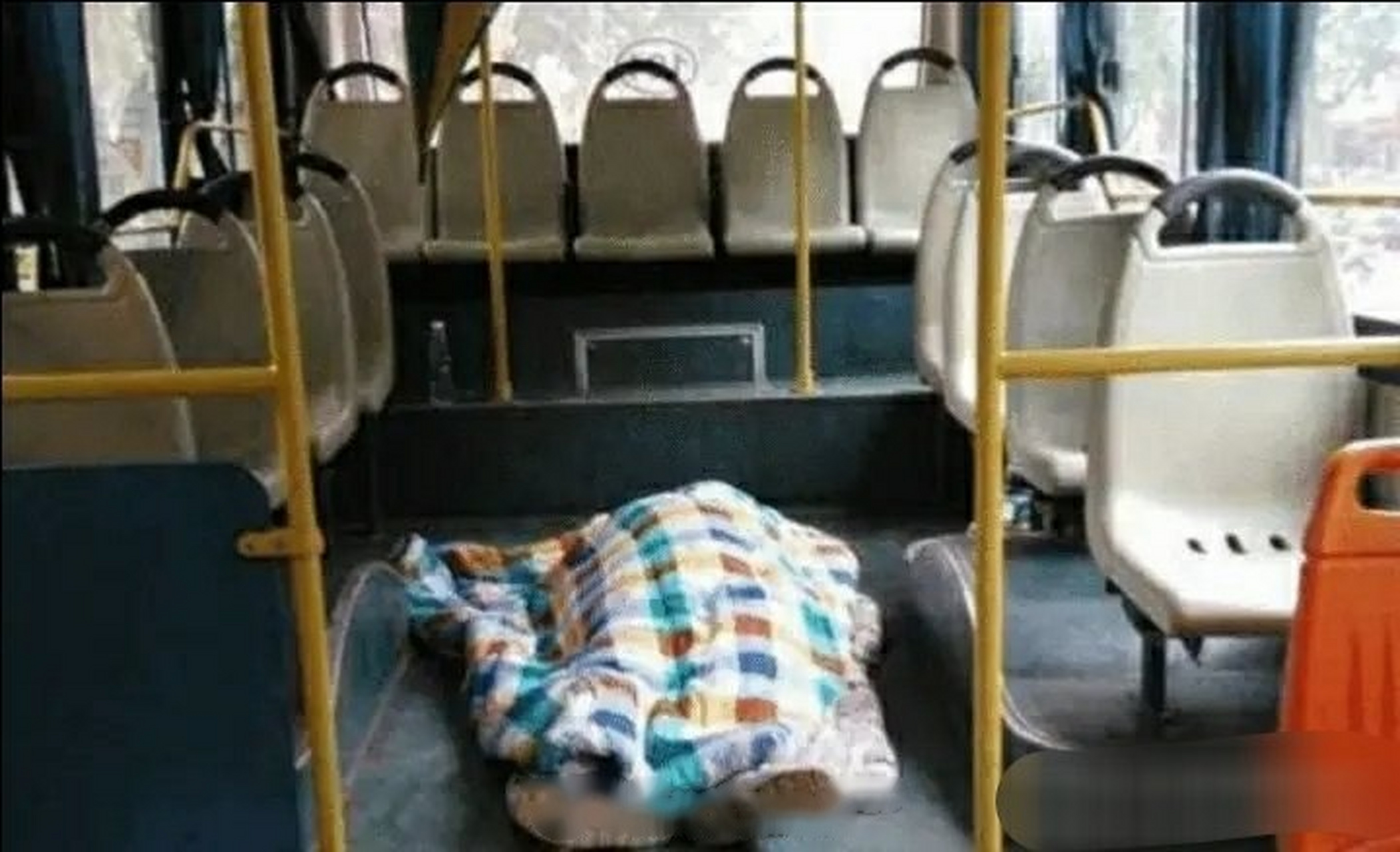 女子坐公交车未让座, 遭大妈扇三耳光, 女子下车后大妈倒地身亡