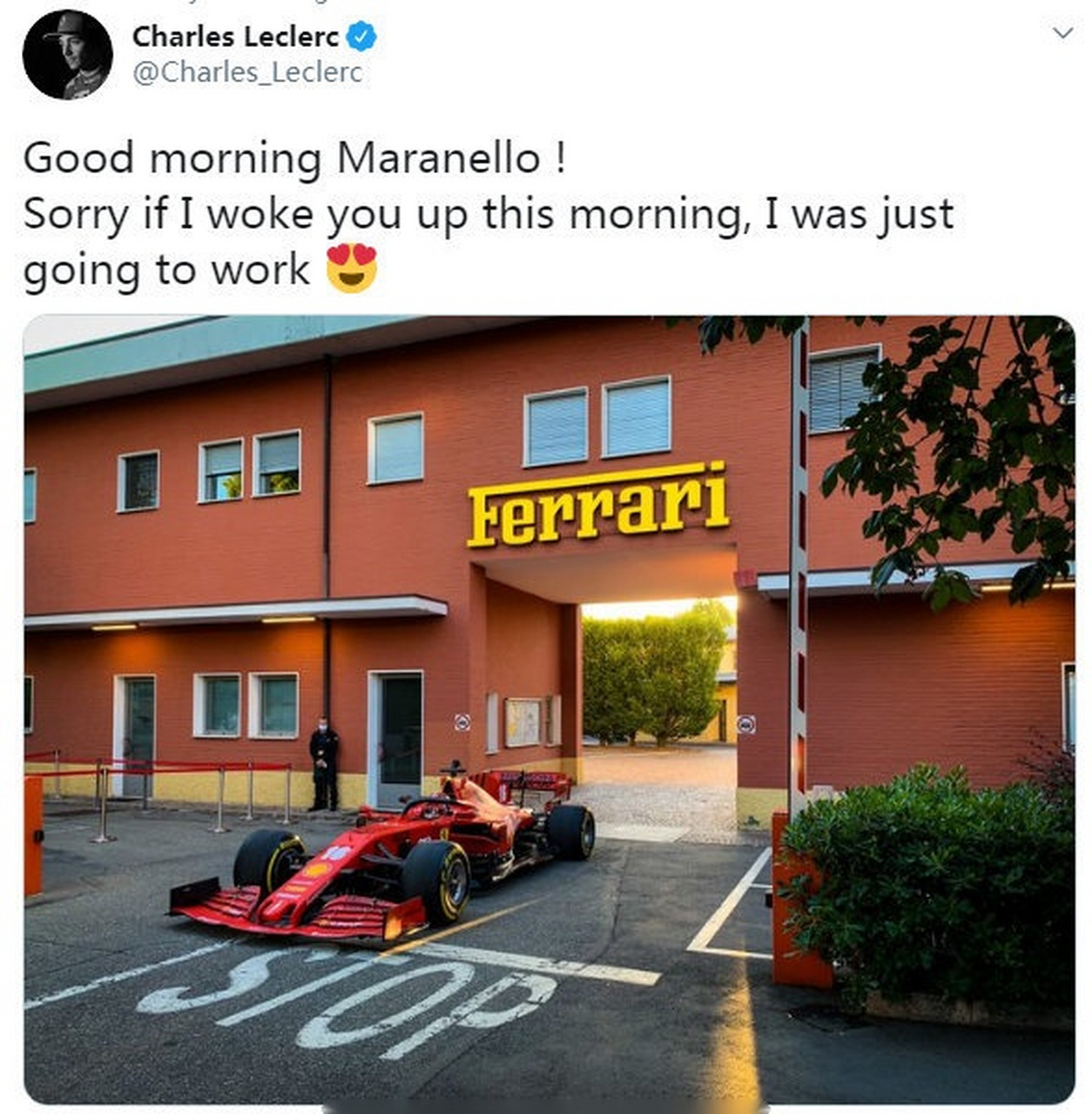 【好久不见】勒克莱尔驾驶 #f1# 赛车驶出马拉内罗的工厂大门,准备