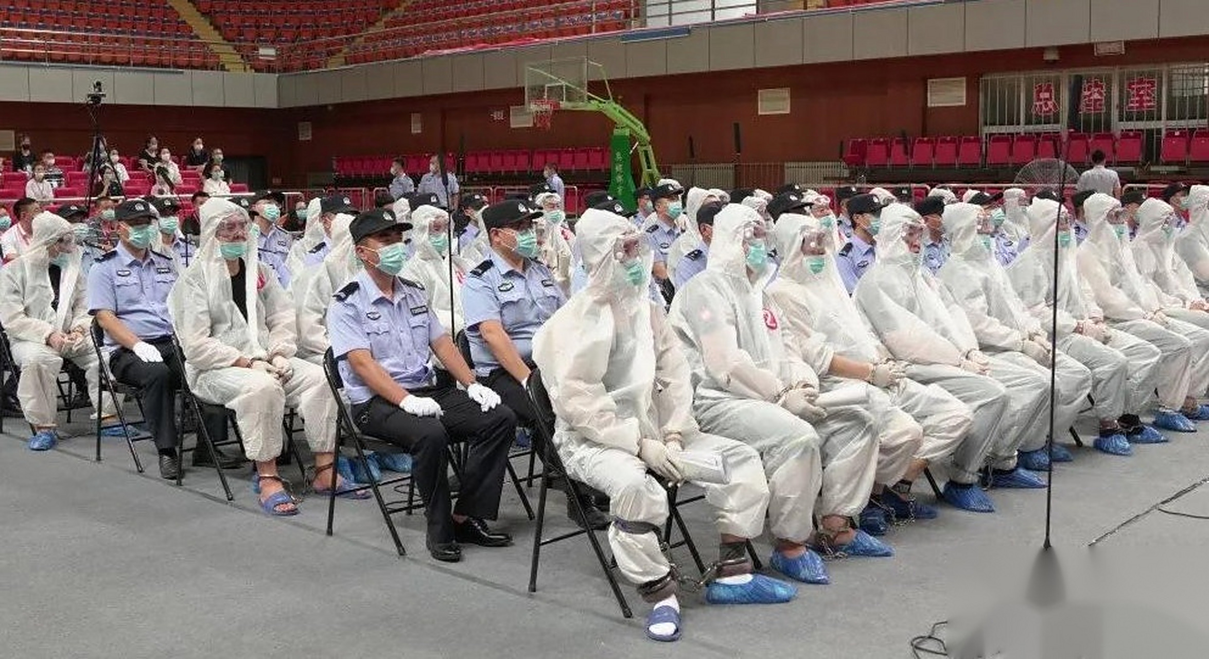 通辽市人民法院对绰号"三光""二光"的犯罪嫌疑人董志伟,董志明等36人