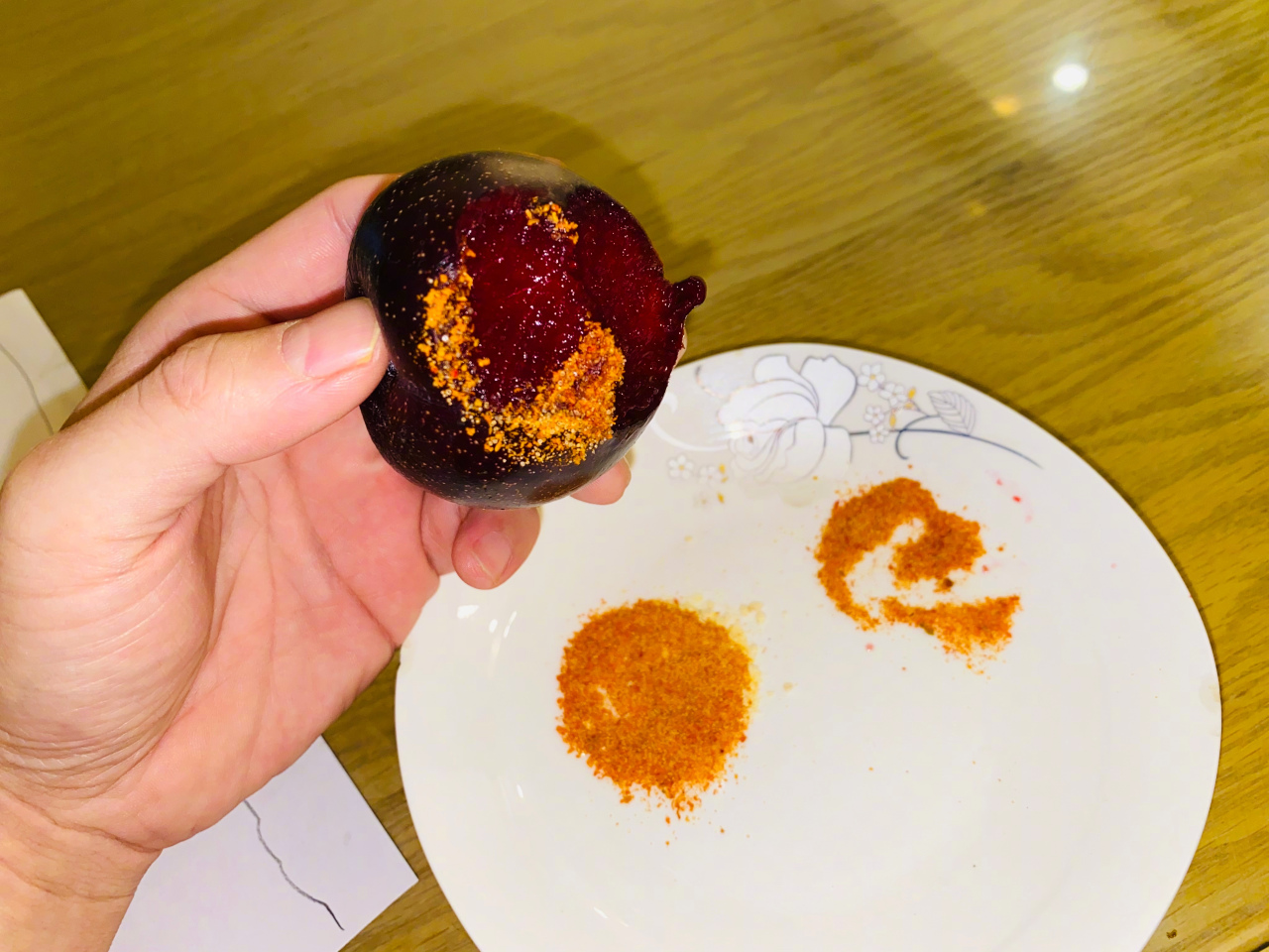 咱老广西儿,看到李子就想往上蘸辣椒面儿,搂不住,就好这一口儿.