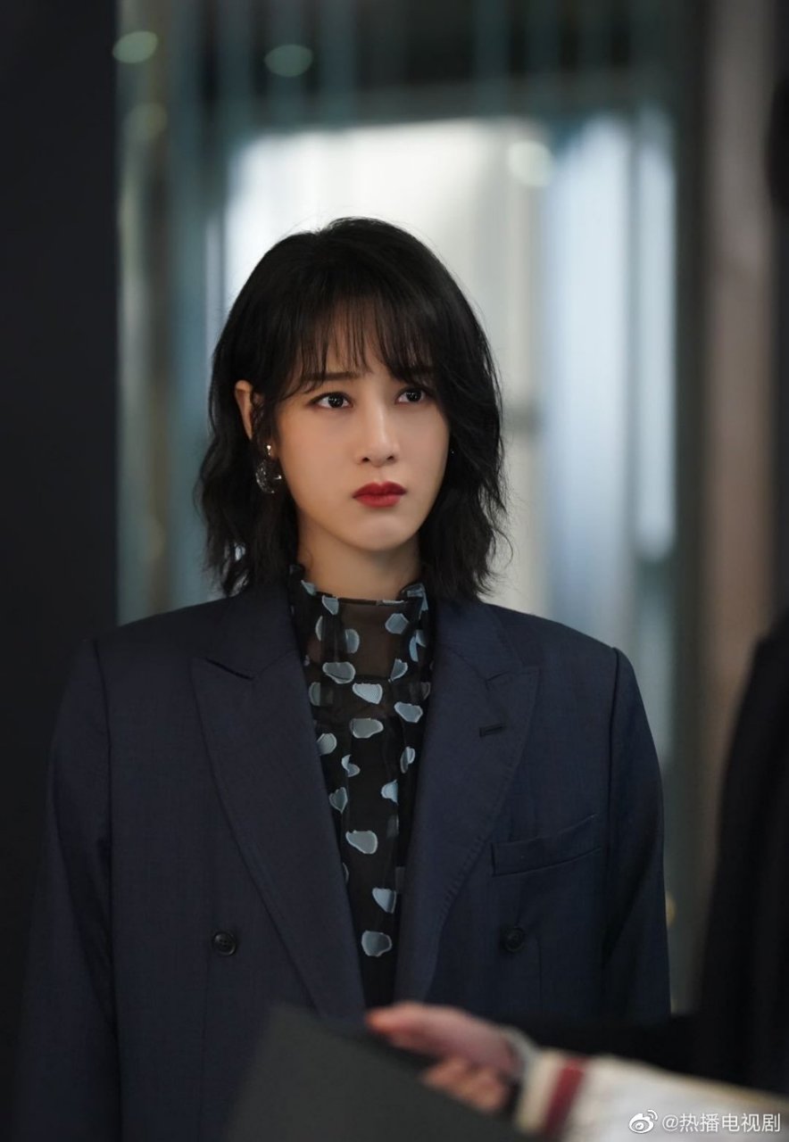 近来两部冷艳女总,《半是蜜糖半是伤》的乔娜,《先结婚开始恋爱》的鹿