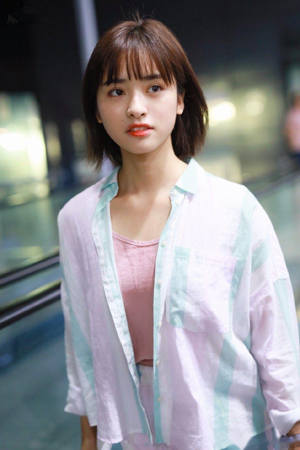 2019年7月30日,沈月现身上海机场,当天她身穿白色衬衫内搭粉色t恤