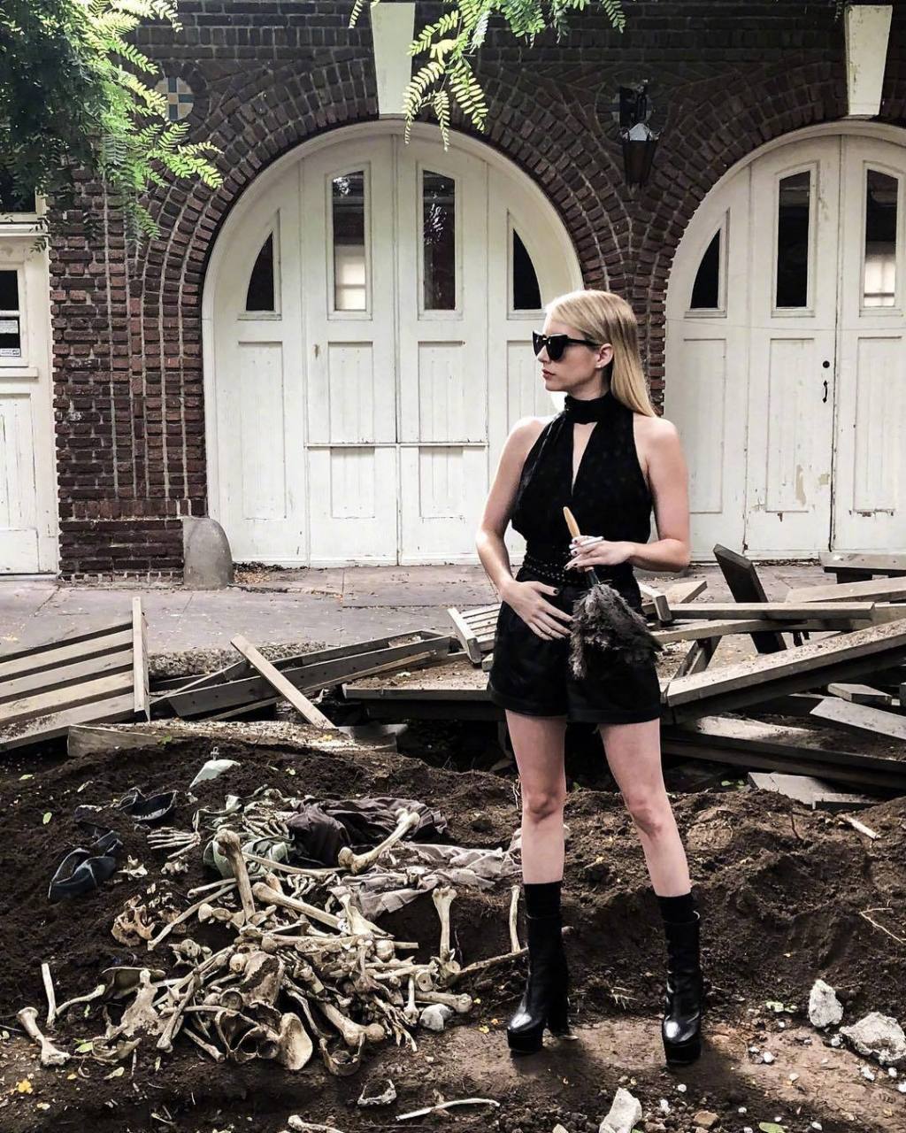 艾玛·罗伯茨和"快银"伊万·彼得斯《美恐8:启示录》片场照曝光,分别