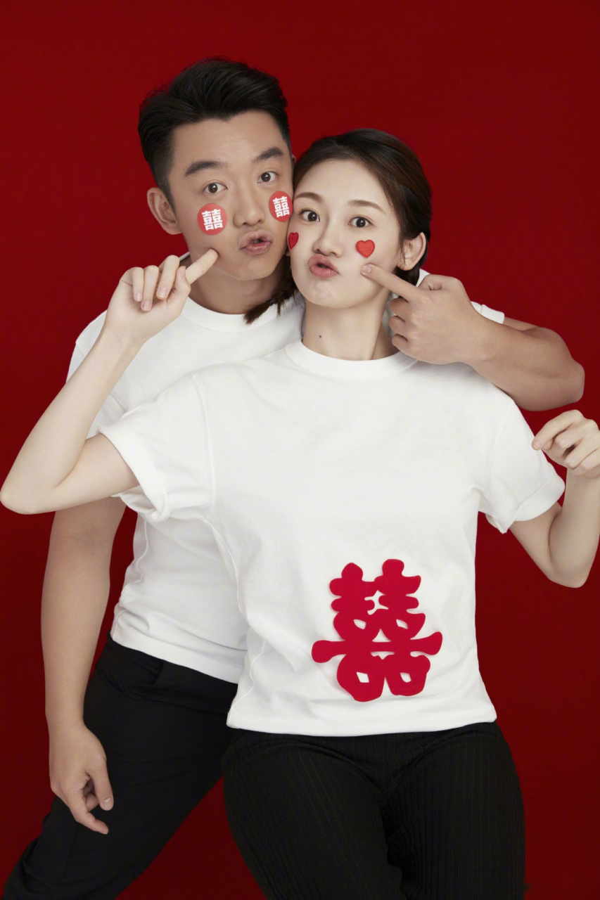 微博文案@郑恺苗苗结婚 郑恺和魏晨前后两天宣布结婚,杨丞琳对两人送