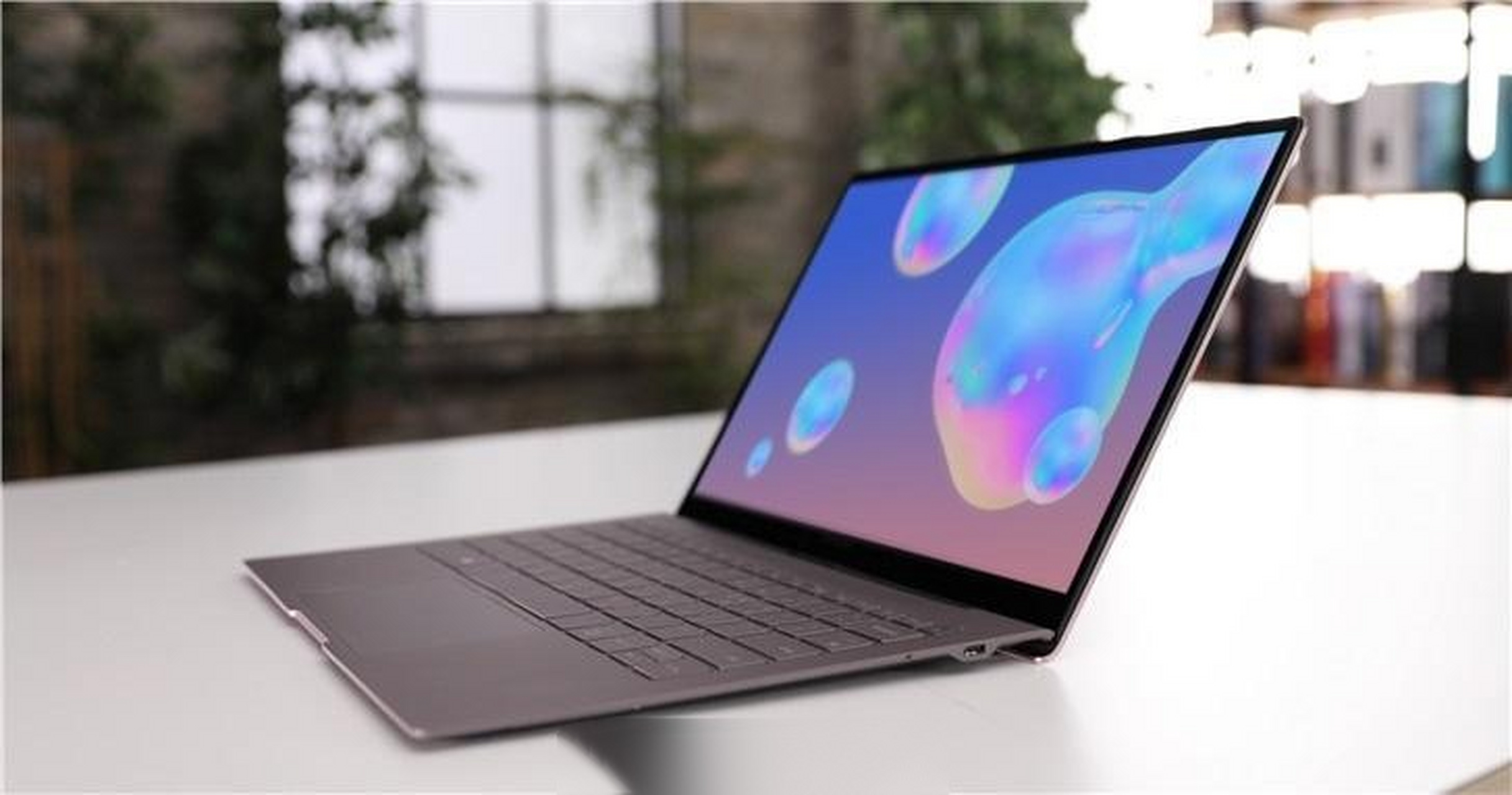 【三星宣布galaxy book s笔记本正式开卖:搭载骁龙8cx,999美元】去年8