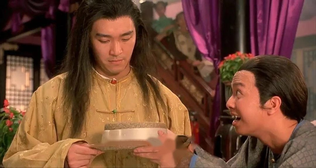 周星驰拍摄《武状元苏乞儿》时,因导演陈嘉上临时改戏,没曾想无意造就