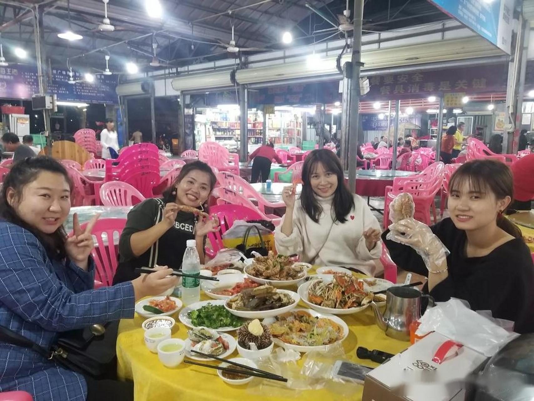 来到了海口板桥海鲜广场,在这里想吃什么海鲜自己去买,买好后拿到来让