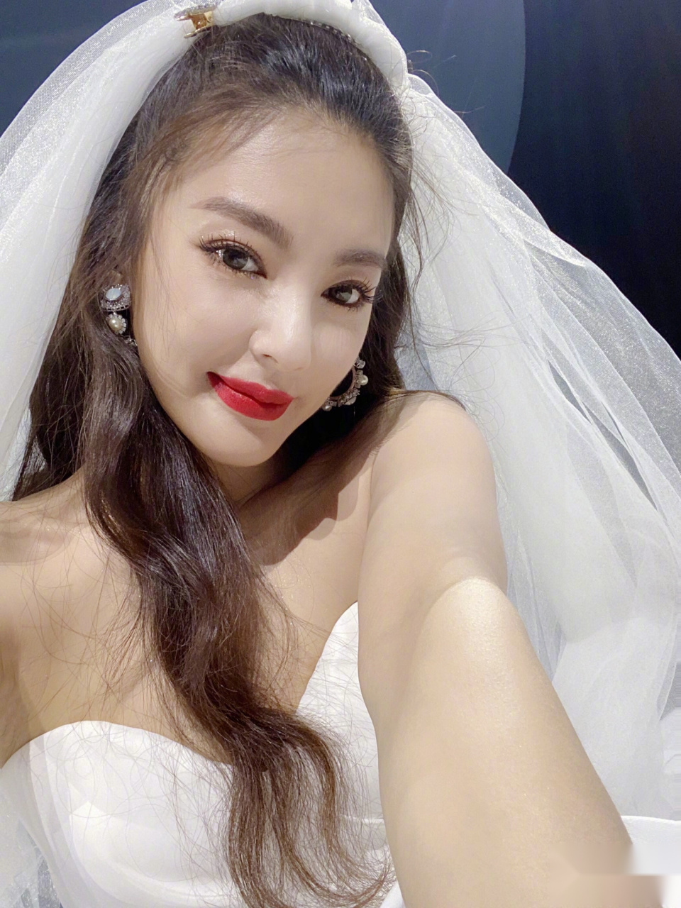 张雨绮撩头纱太美了omg,张雨绮的婚纱造型绝美,不说了,法国排队去了.