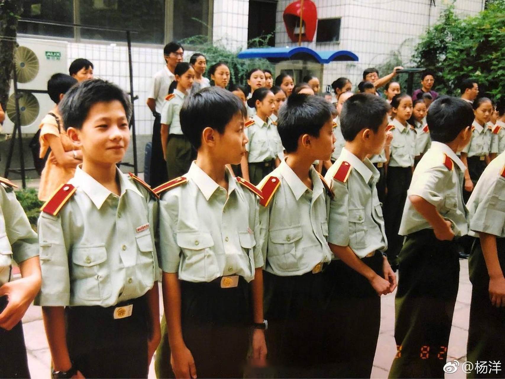 杨洋晒小时候军装照.
