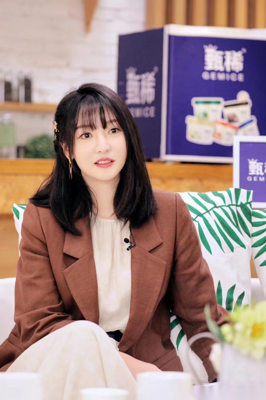 第三期"好看大姐姐"@柳岩上线♀时而认真聆听,时而热衷分享～每周和你