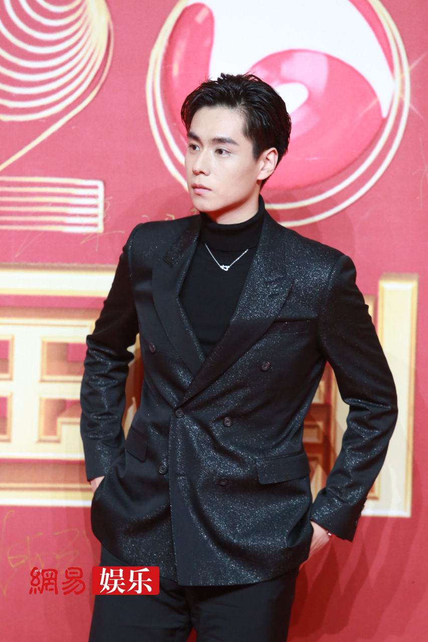 胡一天 身着亮片西装星光闪闪,点缀别致项链,出席2020#国剧盛典#红毯