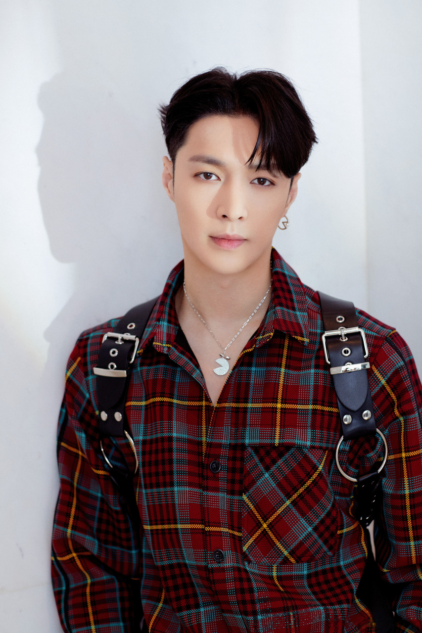 气质可乖,眼神要拽,红色格纹学院风也封印不住的大