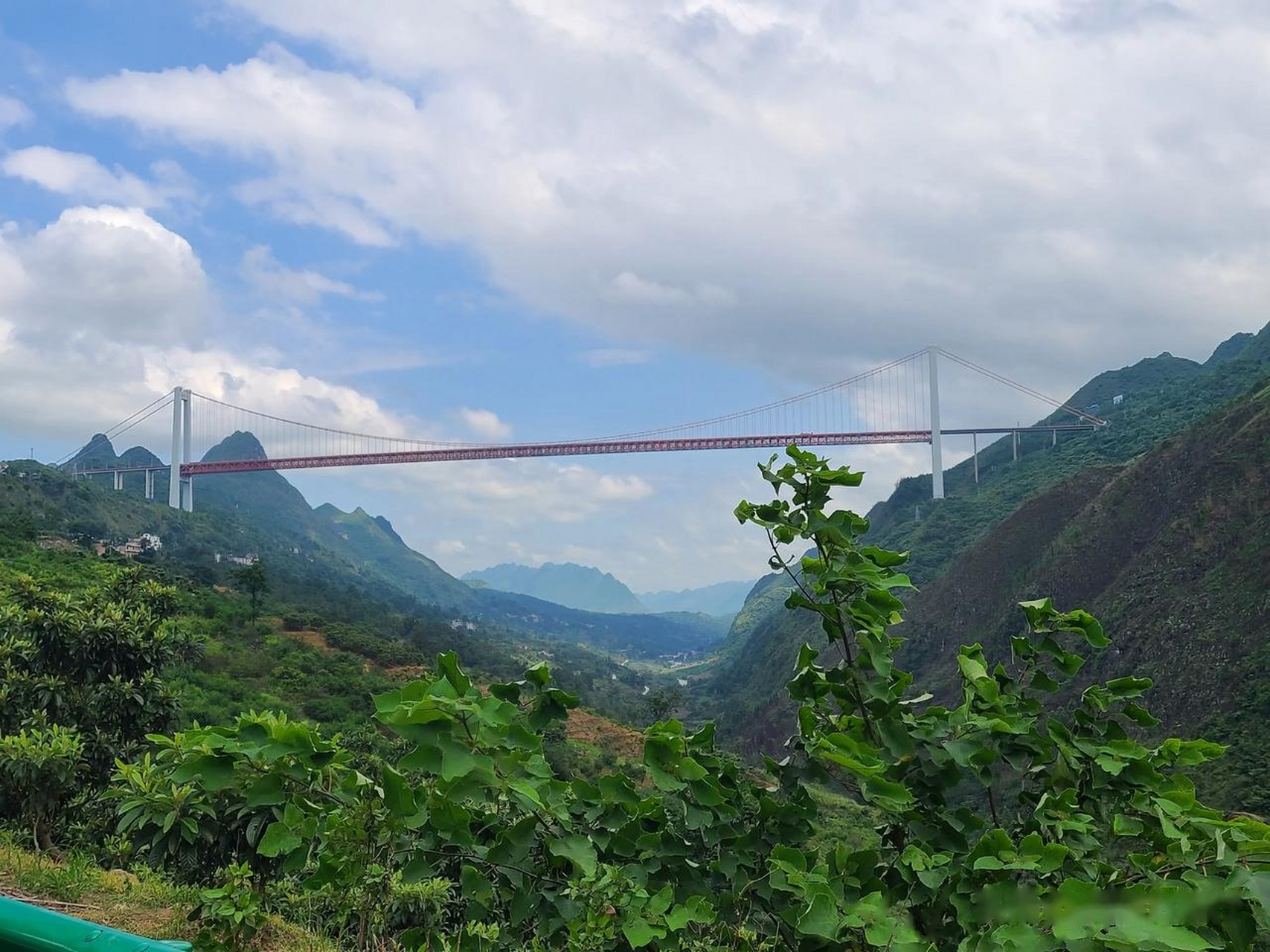 離貴州黃果樹瀑布不遠處有座壩陵河大橋,高達370米,是世界第9高大橋