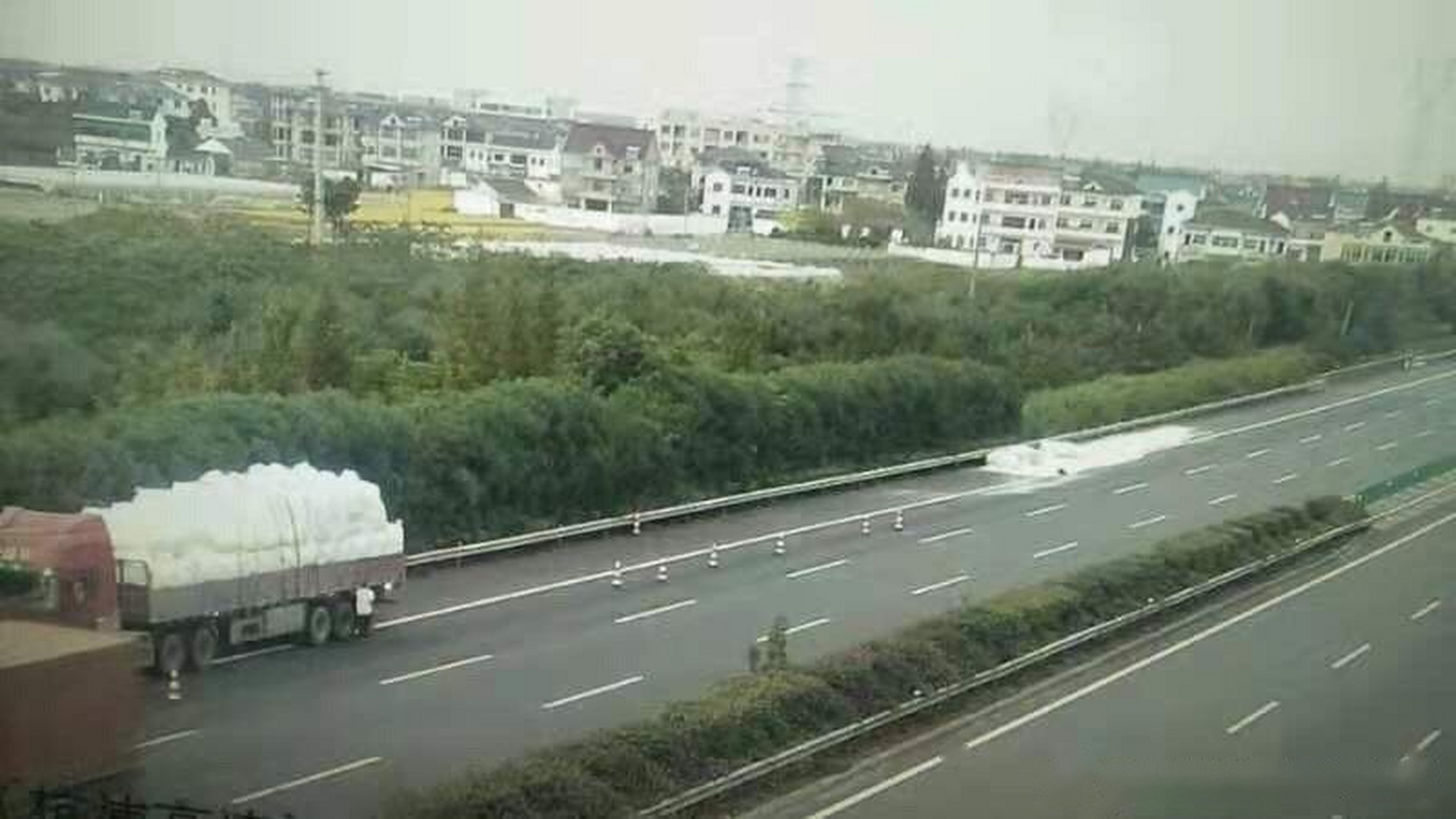 嘉兴高速路况:g92杭浦高速往杭州方向115k,南北湖出口不到3公里,半