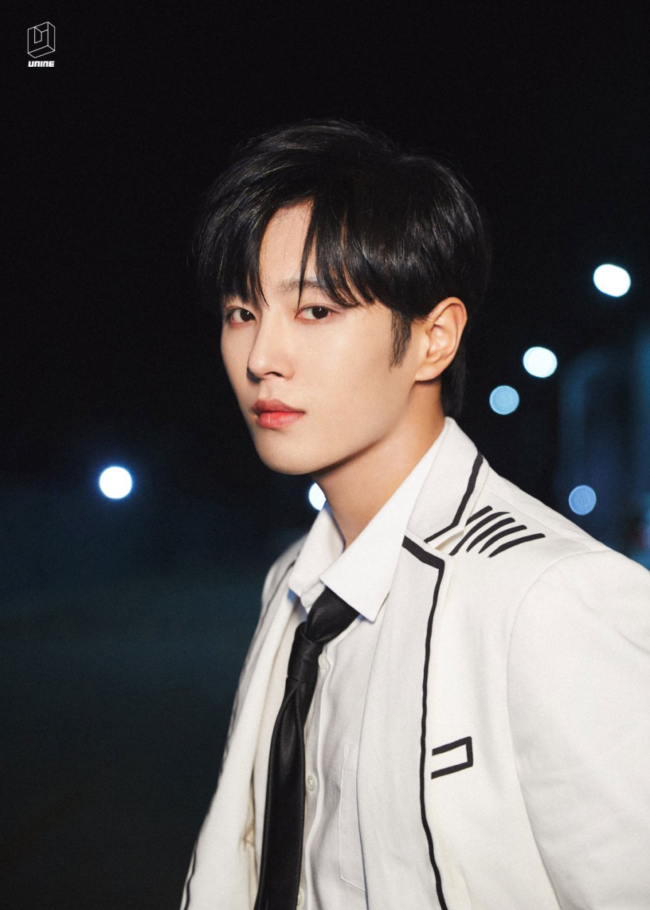 unine# #李汶翰#  西装领结彰显绅士魅力 个性漫画线条展现视觉张力