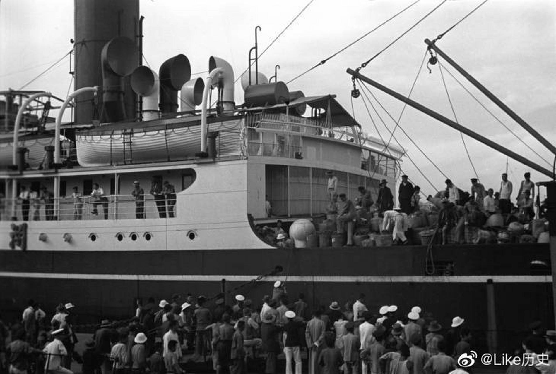 1937年中期,西方人登上伦敦号客轮,逃离中国上海