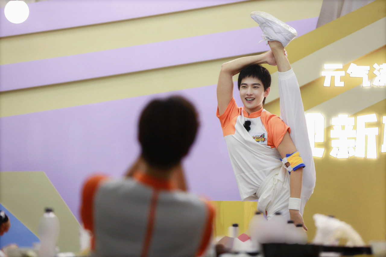 杨洋一字马唱365个祝福 杨队@杨洋 的基本功还是不减当年～柔韧性超