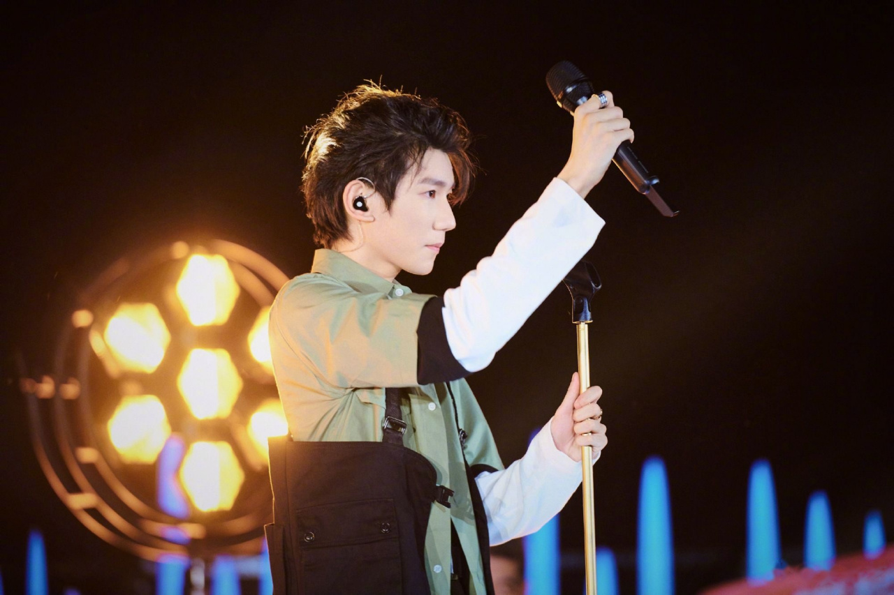 王源分享了一张照片,侧颜轮廓线条精致,身穿简约白t"源"气满满,期待