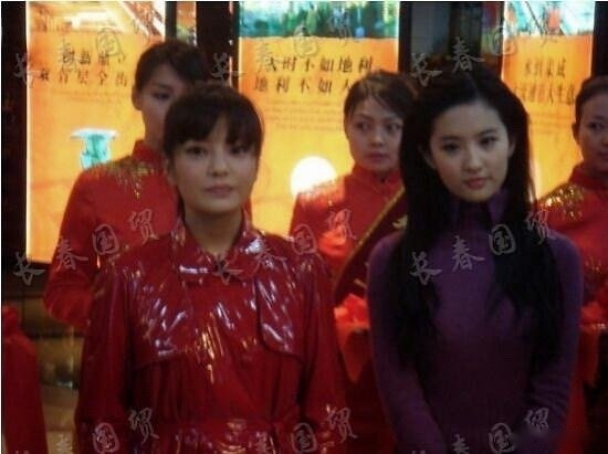 近日,一组12年前赵薇和刘亦菲同框旧照曝光.