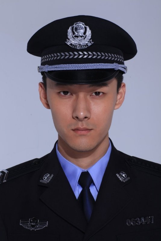 张雨剑的警察装,酷毙了!