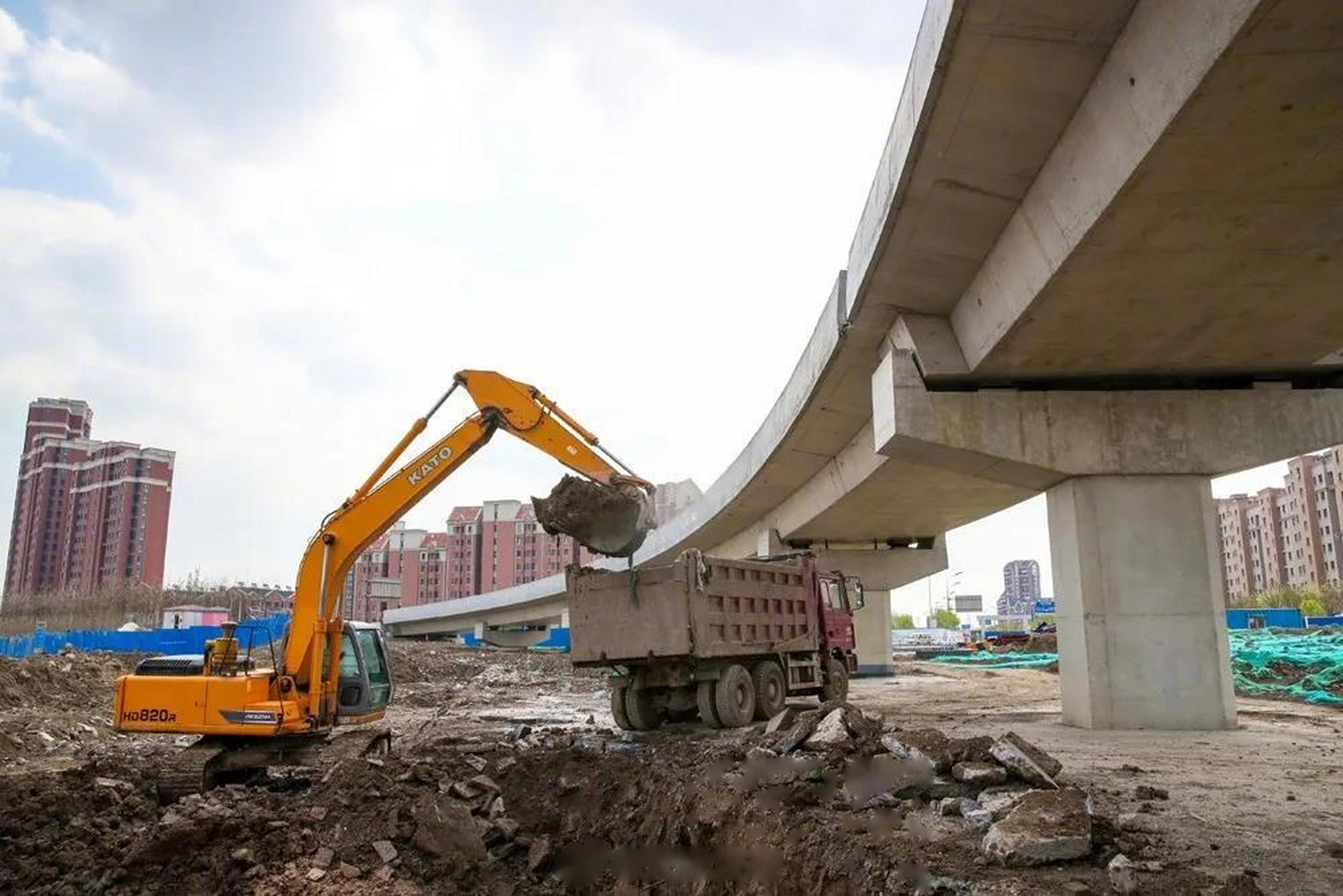 【滨海新区闸南路跨南疆铁路桥工程全面#复工复产】闸南路跨南疆