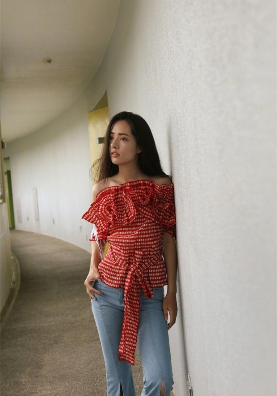 郭碧婷穿了一件露肩红格子衬衫清纯可人,下身一条开叉牛仔裤,把下半身