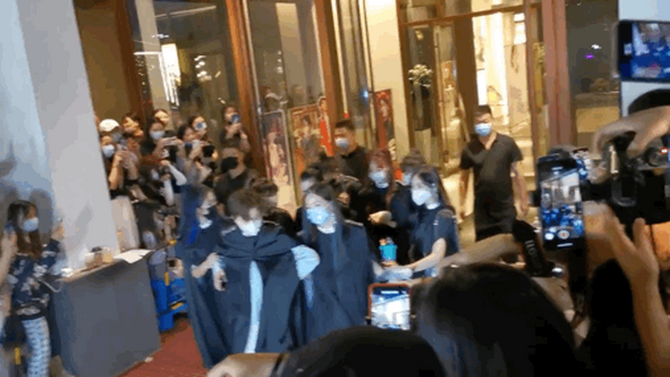 火箭少女护送yamy,团团围住一路护送,网友:有点太过了吧,好尴尬[捂脸]