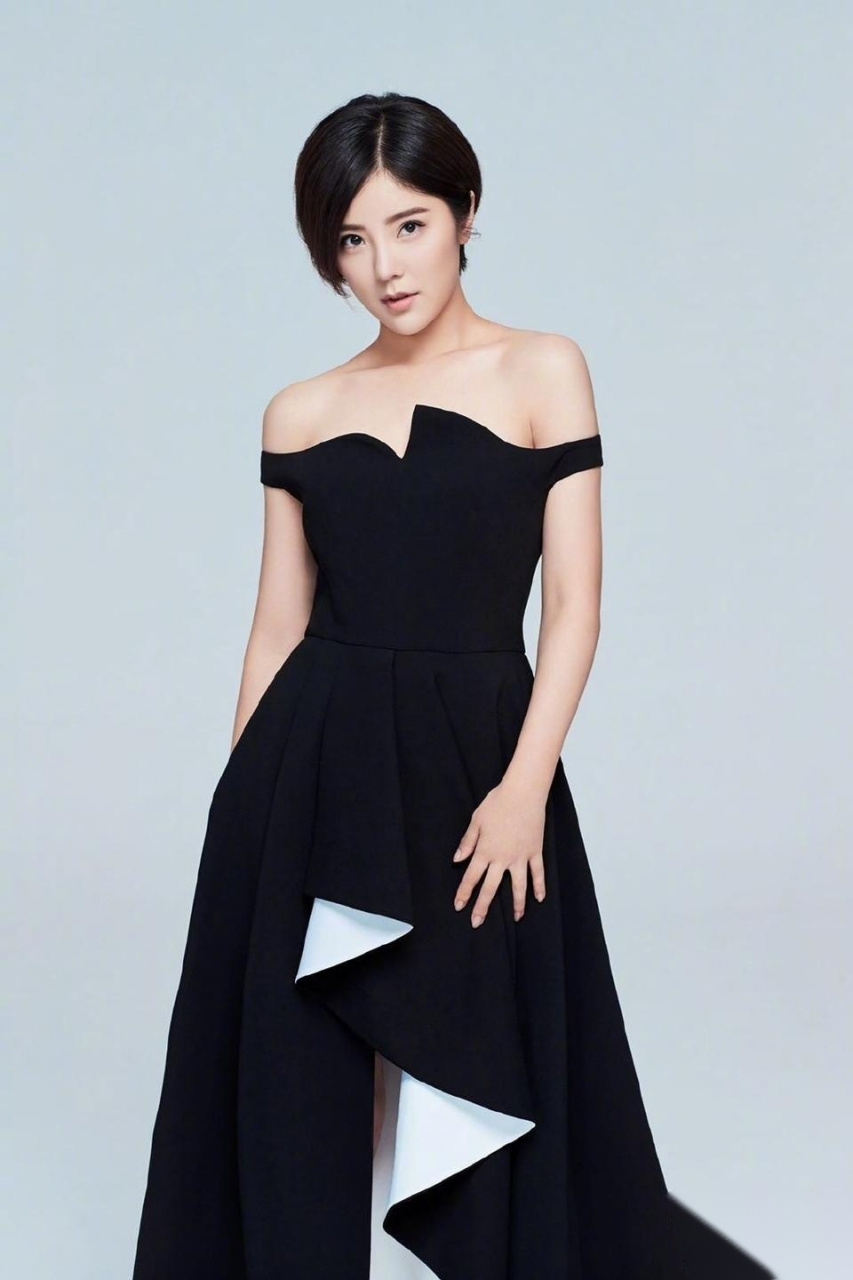 短发的赵奕欢好帅气,整个人大方优雅,虽说演的几部网剧就那样,但是