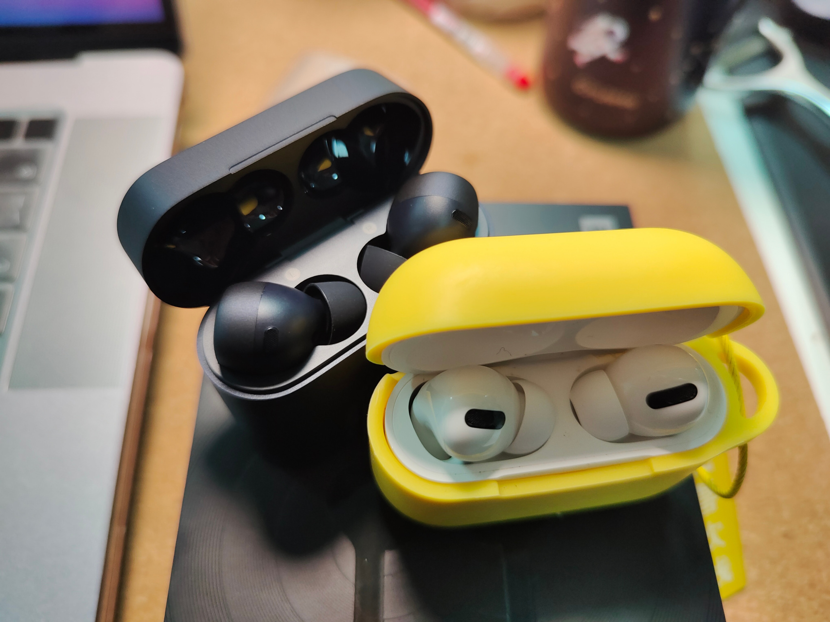 小米降噪蓝牙耳机 vs airpods pro 颜值上,我觉得airpods pro更加圆润