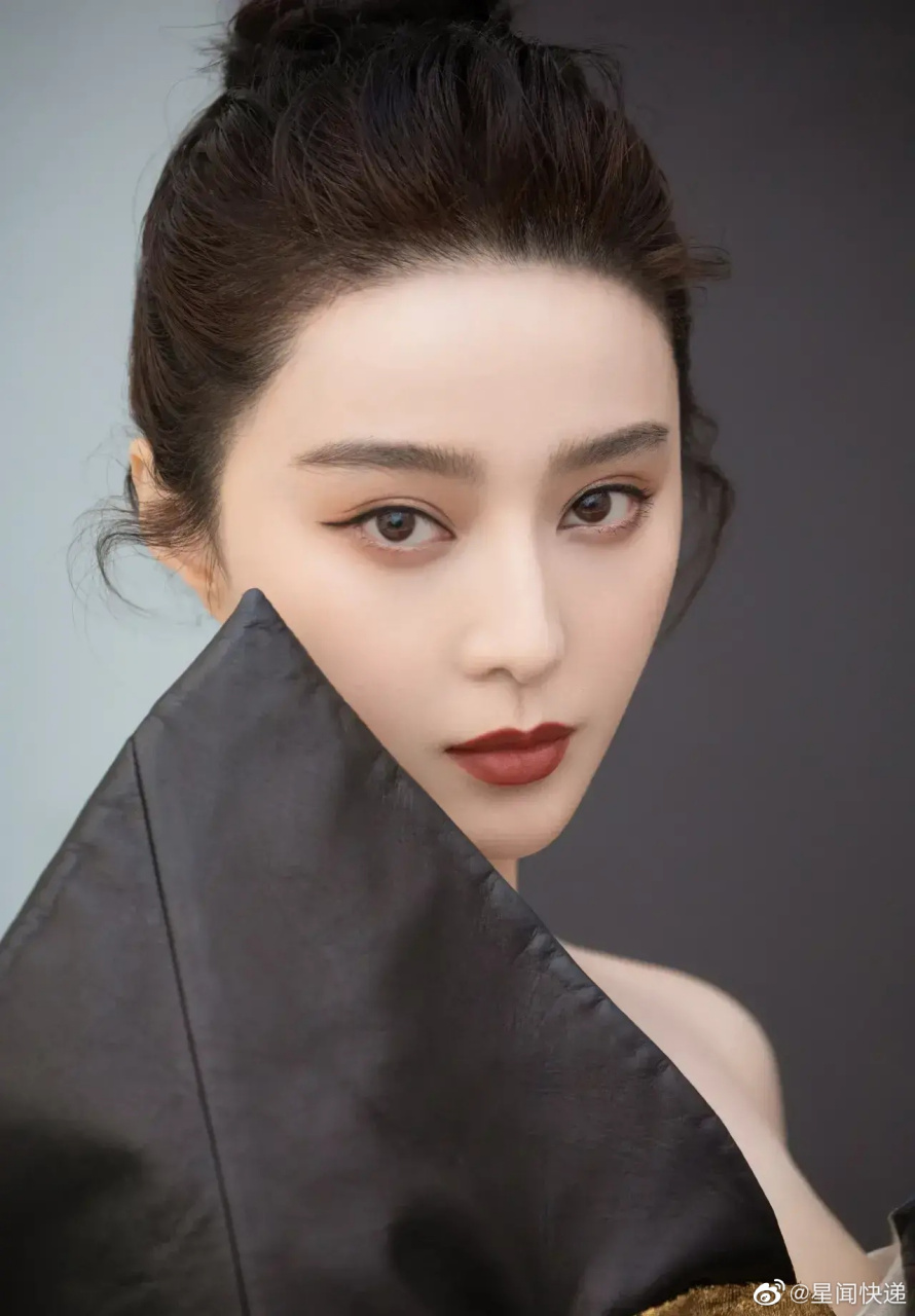 范冰冰昨晚又身着奢侈品高定礼服蹭上了某部与她完全无关的电影红毯.