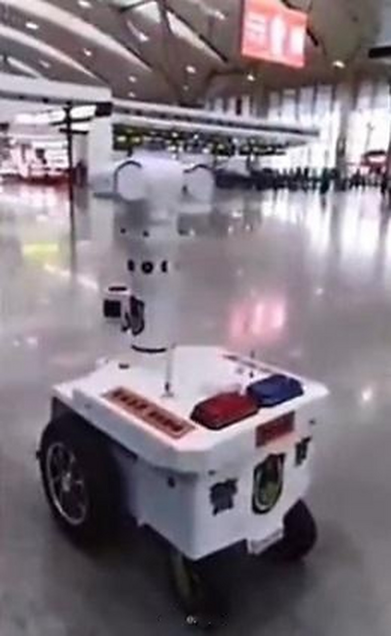 【全国首个测温5g巡逻机器人诞生:还可提醒行人戴口罩】全国的新型