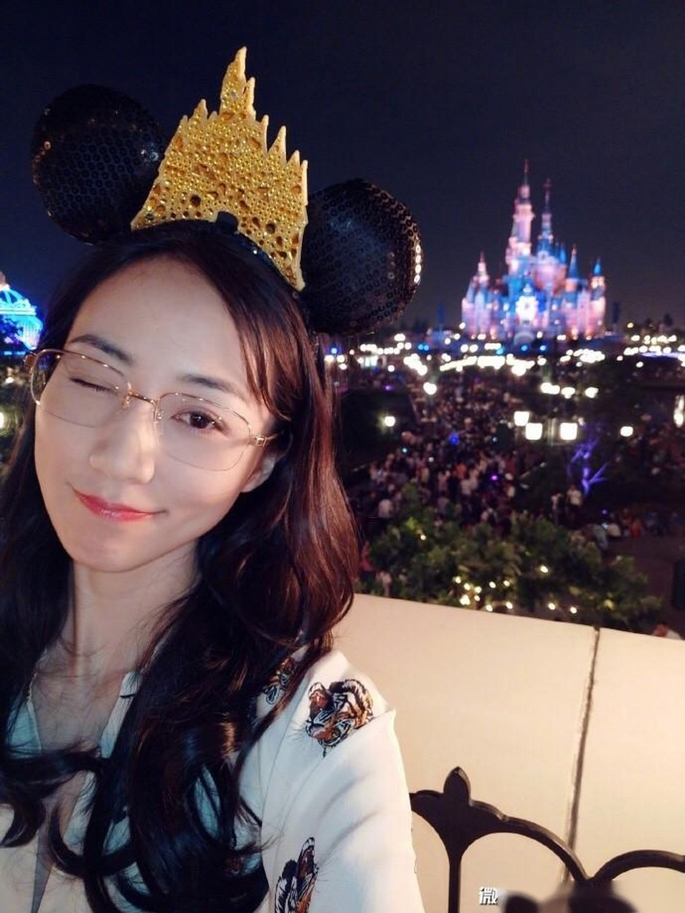 韩雪微博晒出一组身在迪士尼乐园的自拍照,带着米奇发箍还跟米妮合影