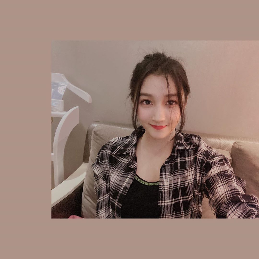 关晓彤 ins更新 配文:哇哦 @关晓彤