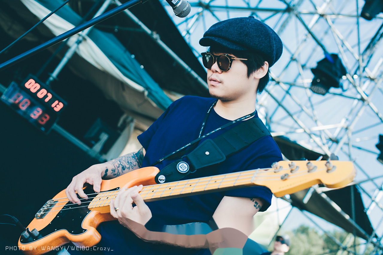 今天是我们乐队贝斯手岛屿心情_张龙 的生日,祝他生日快乐